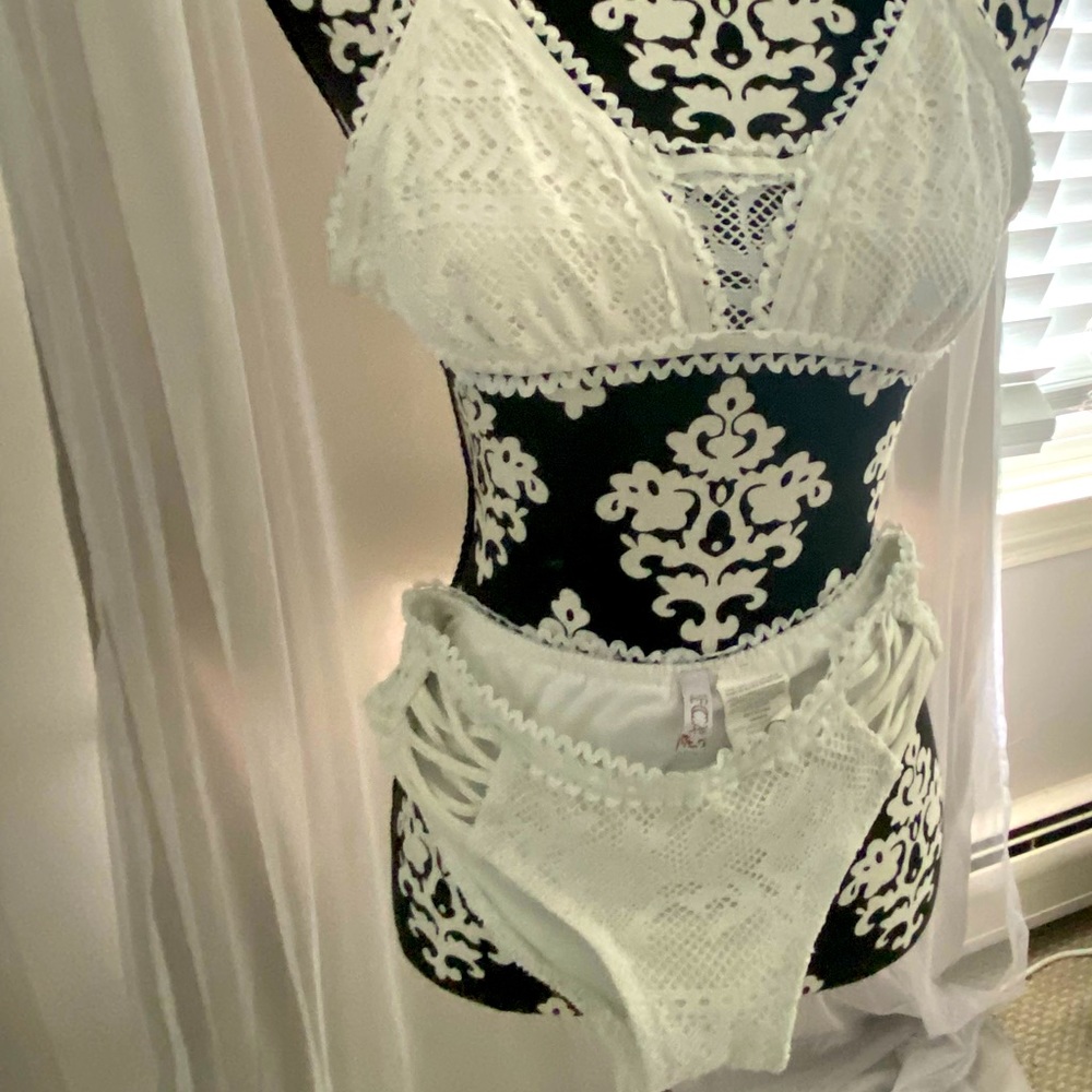 White lace bikini